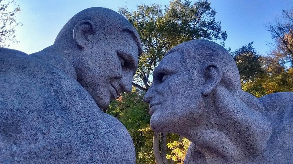На Житомирщине установили памятник голым братьям Кличко – кадры