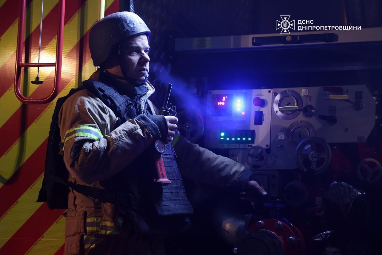 ГСЧС показала последствия удара российских дронов по Днепру: есть пострадавшие и много пожаров 