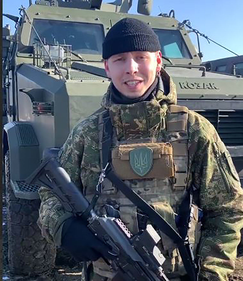 Украинские военные поздравили РФ с Днем влюбленных на фоне ББМ "Казак"