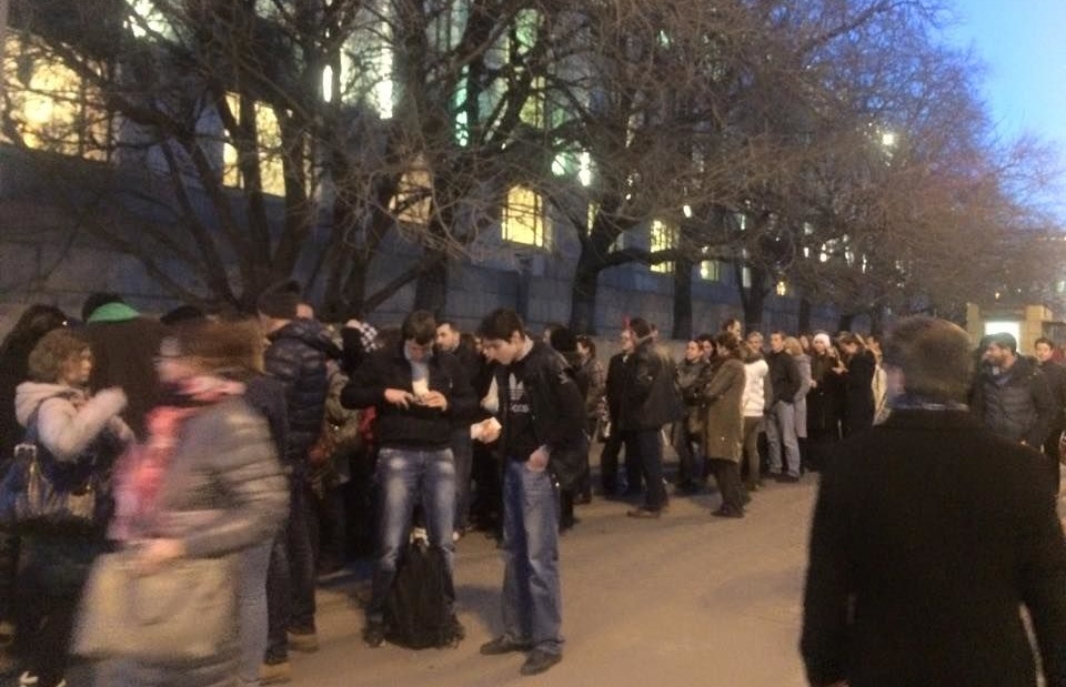 Соцсети: в Москве люди выстроились в очереди за деньгами после "крымского" митинга 