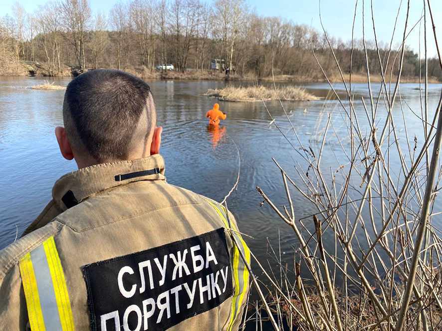 Утонул апрель