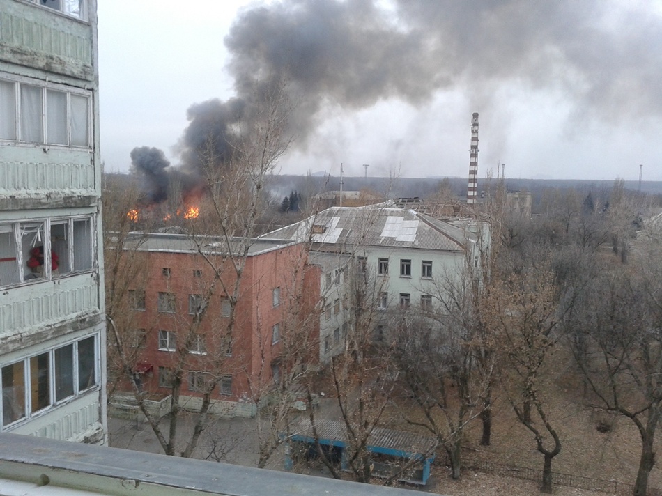 В Донецке снаряд попал в микрорайон Первая площадка: пылают дома, есть раненые