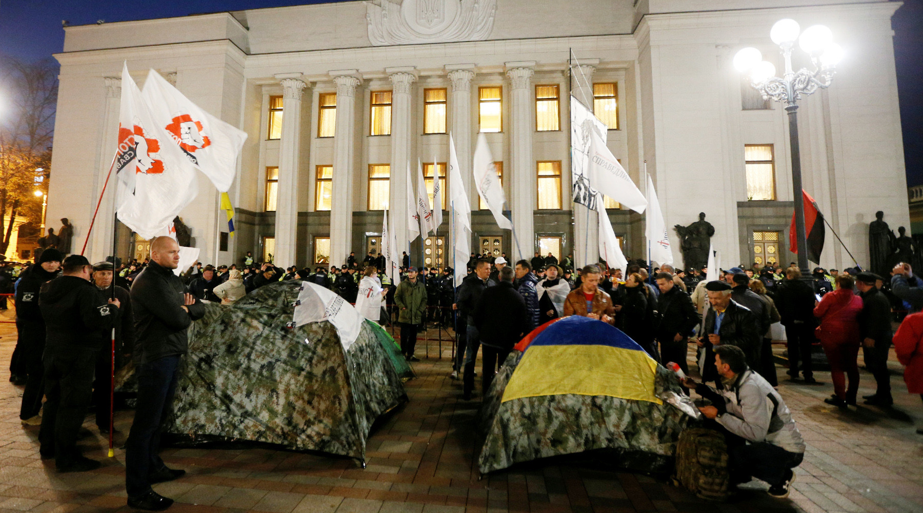 Ночной протест возле Рады: активисты рассказали, как накажут нардепов, если они провалят голосование за закон о снятии неприкосновенности 