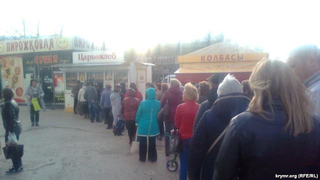 Энергоблокада Крыма: гигантские очереди за хлебом, перебои с водой и закрытые детсады