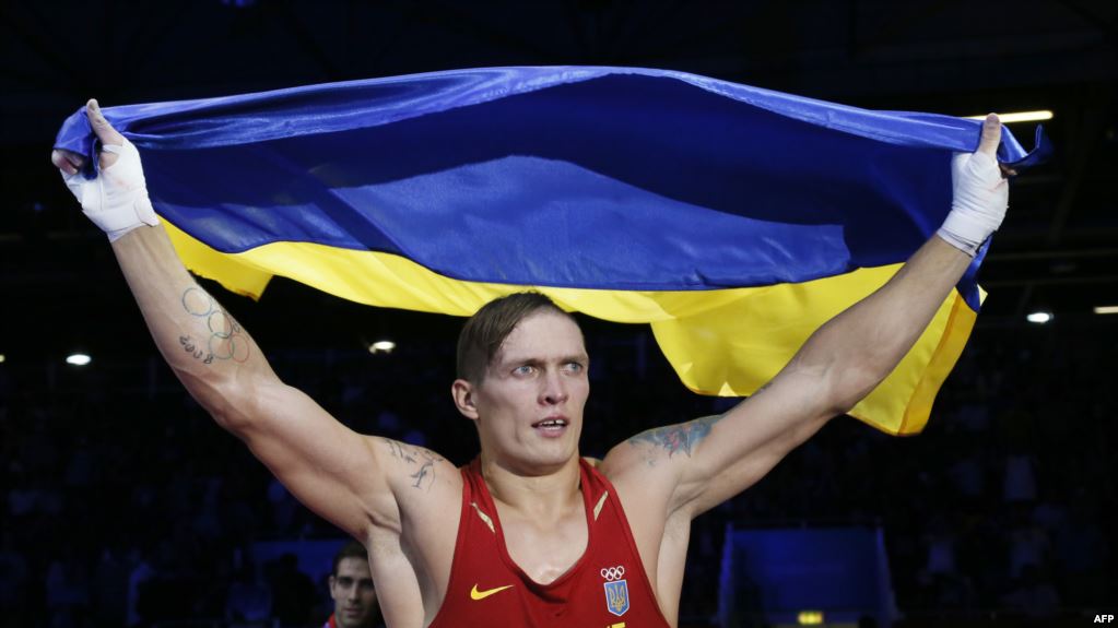 Украинская гордость Александр Усик: спортсмен, который подарил Украине незабываемые мгновения счастья, кадры впечатляющих минут боя с американцем Хантером
