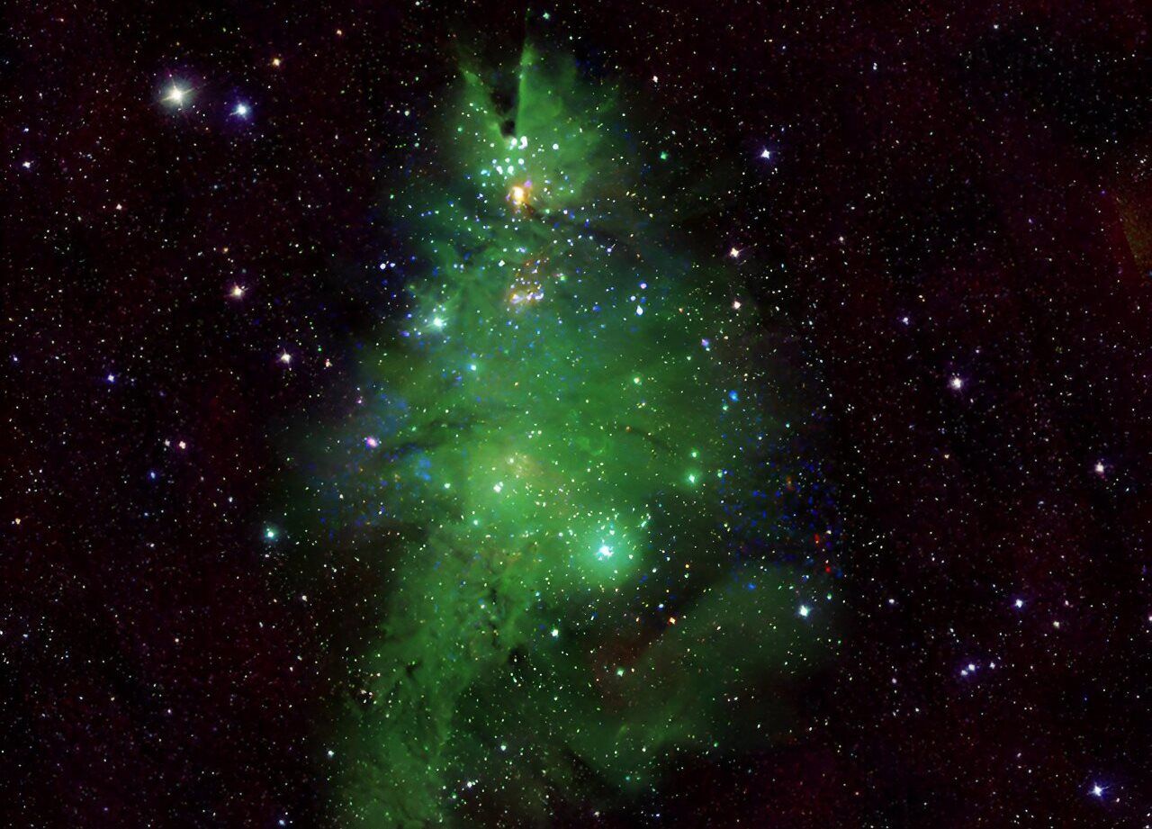 У NASA показали незвичайні знімки: зірки розмістилися таким чином, що нагадали різдвяну ялинку