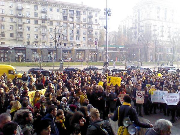 Киевляне потребовали расследовать поджог кинотеатра «Жовтень»