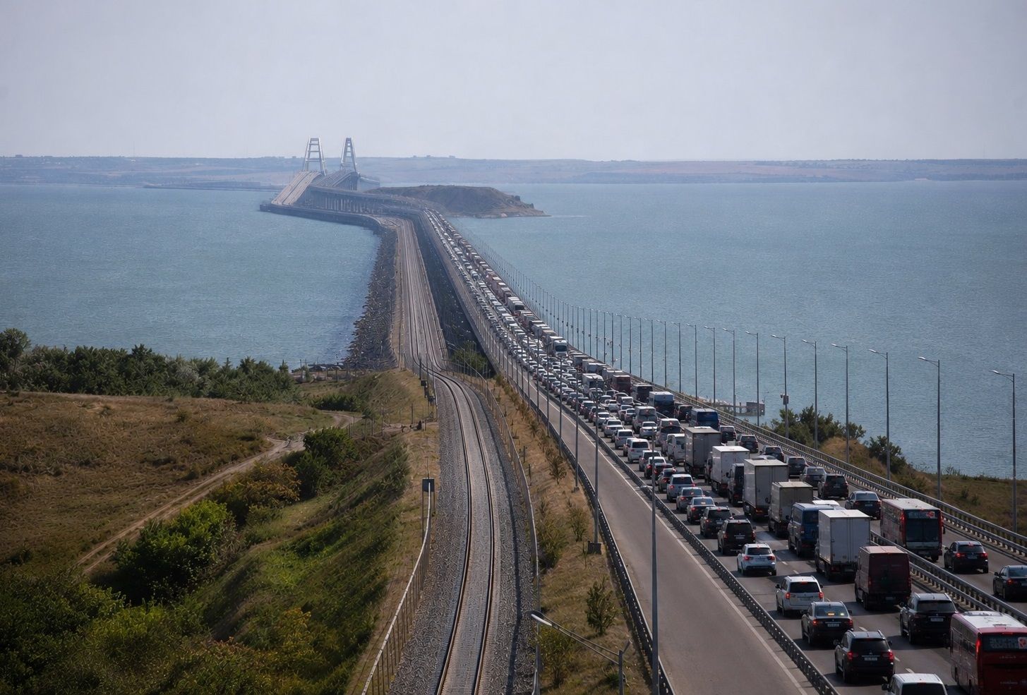 Россияне бегут из Крыма: перед Керченским мостом пробка на 10 км из 1500 машин