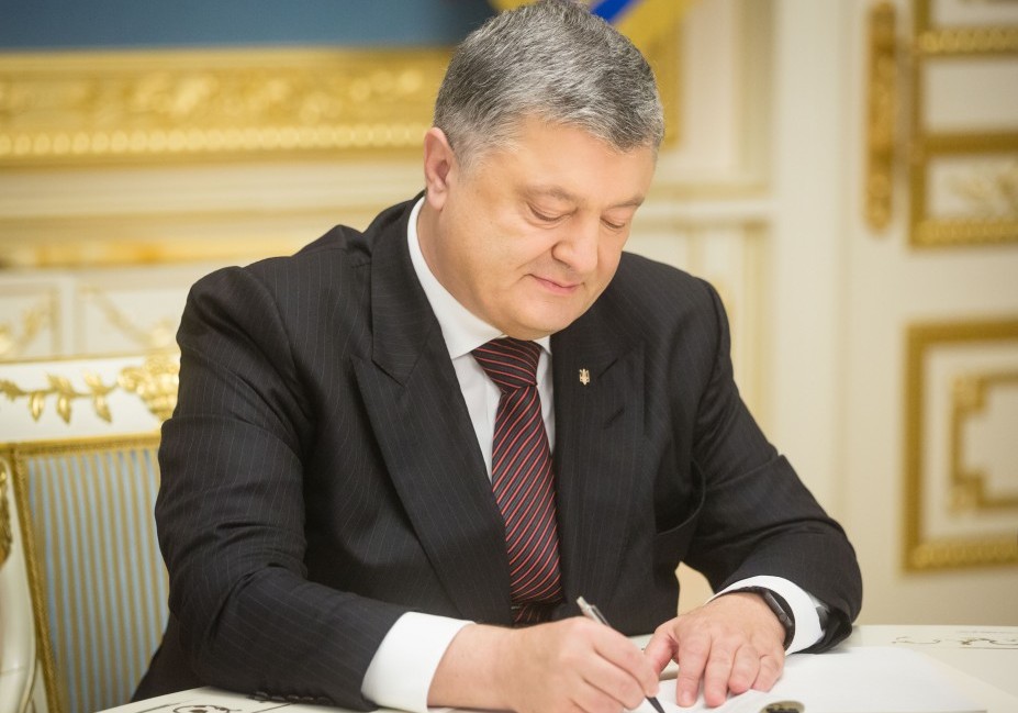 ​Двойному Рождеству быть! Порошенко подписал закон о новых праздничных днях в Украине