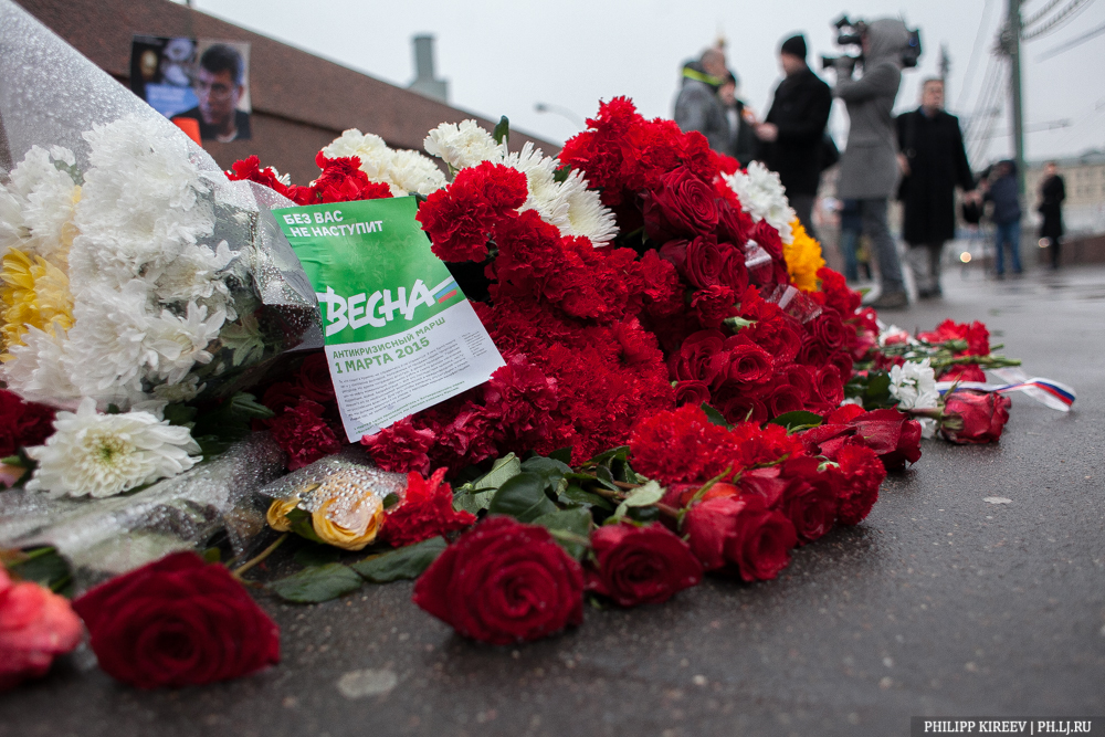 На место гибели Немцова собираются десятки людей с цветами и листовками "Без вас не наступит весна!"