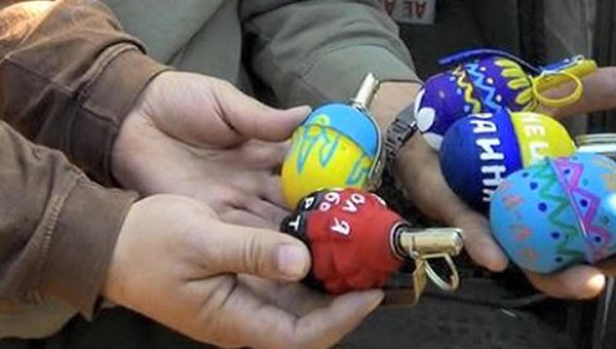В масках и под присмотром полиции: кадры, как освящали пасхальные куличи жители прифронтового Донбасса