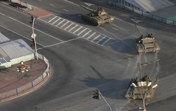 СМИ: В Луганск зашла неопознанная колонна военной техники