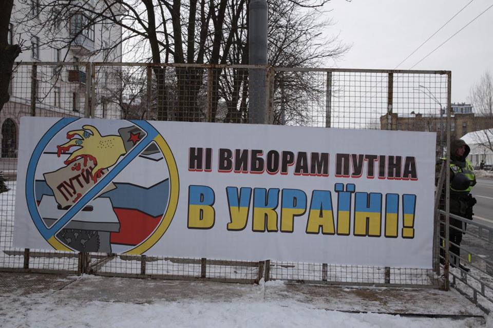 "Бюллетень, вокзал, Россия", - активисты наглядно показали, как проходят выборы Путина в городах Украины - кадры