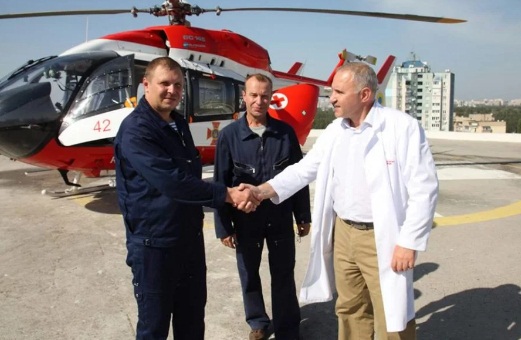 Вертолет с тяжелобольной девочкой из Мариуполя приземлился на крышу киевского Института сердца – опубликованы невероятные кадры