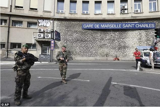 Теракт на вокзале в Марселе: появились первые кадры с места происшествия