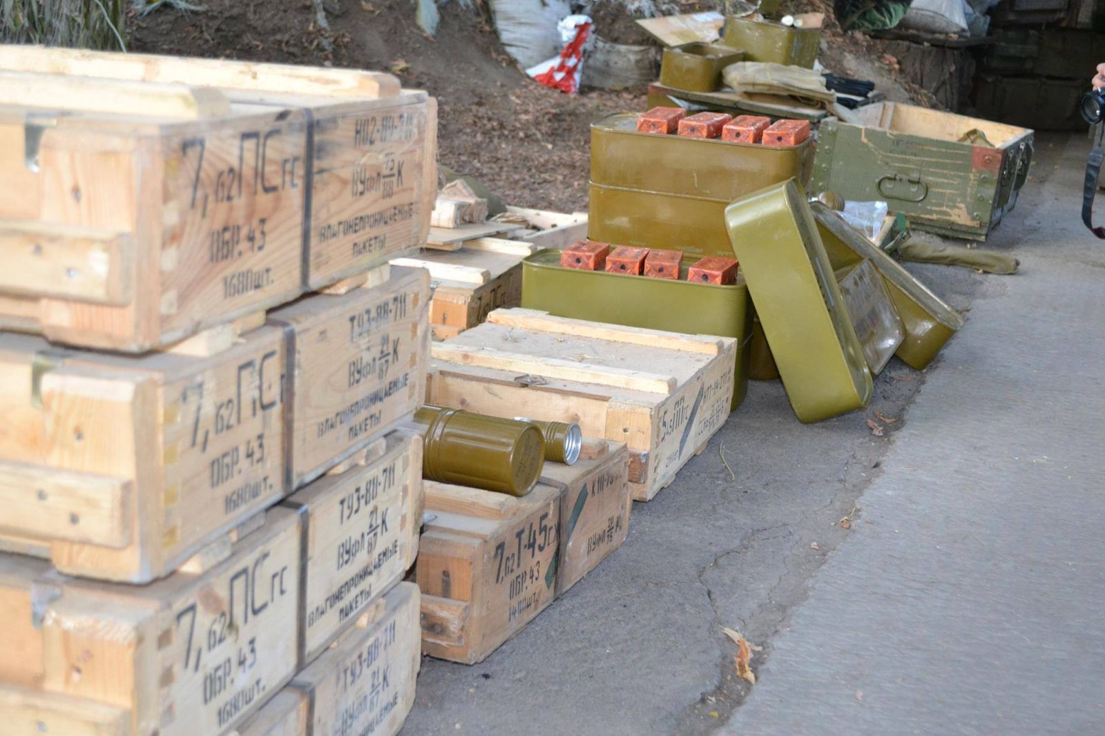 Украинские спецназовцы обнаружили на Донбассе обширный схрон путинского "военторга" 