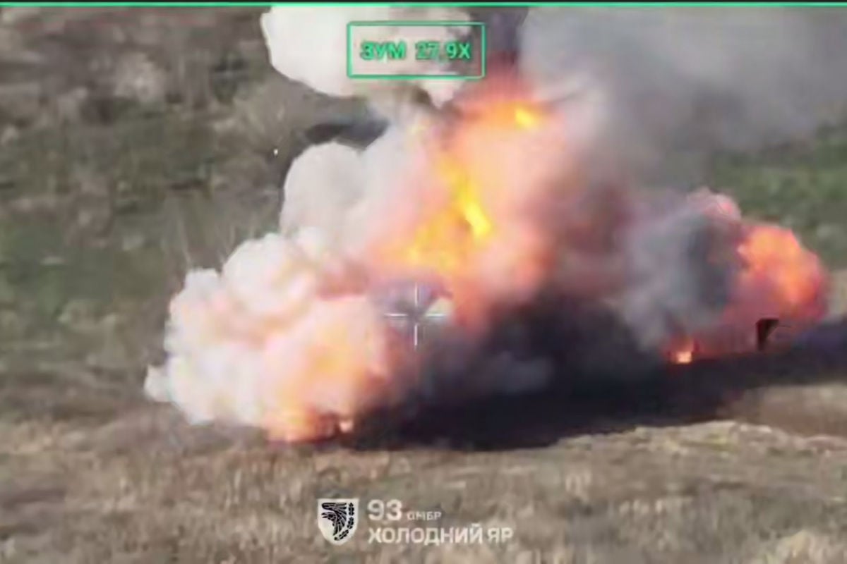 Туман не помог врагу: дроны 93-й бригады ВСУ эффектно разнесли бронеколонну РФ на Добропольском выступе