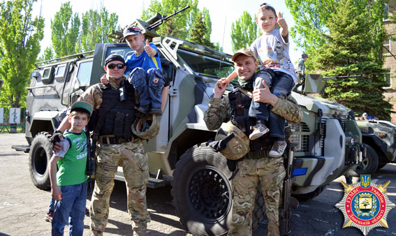 ​Школьникам Мариуполя показали тренировку спецназа и прокатили на «Кугуаре»