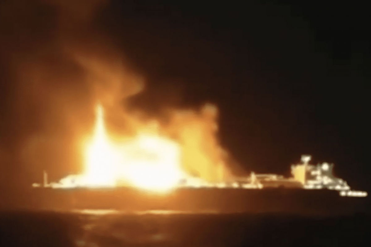 Российский СПГ в огне: у берегов Ливии догорает танкер из проекта "Арктик СПГ-2"