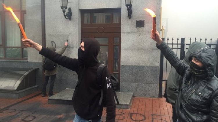 "Смерть России": неизвестные блокировали "Россотрудничество" в Киеве, обложив его шинами и атаковав "дымовухами"