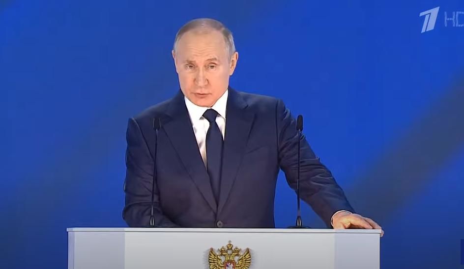 В выступлении Путина заметили испуг: "Нервно опирается рукой, кашляет и переминается с ноги на ногу"
