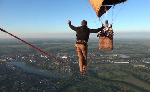 ​"Украина богата талантами", - в Умани каскадер прошел по канату, натянутому между воздушными шарами на высоте 660 метров (кадры)