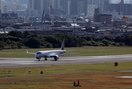 Впервые за 50 лет японский пассажирский лайнер Mitsubishi совершил пробный полет