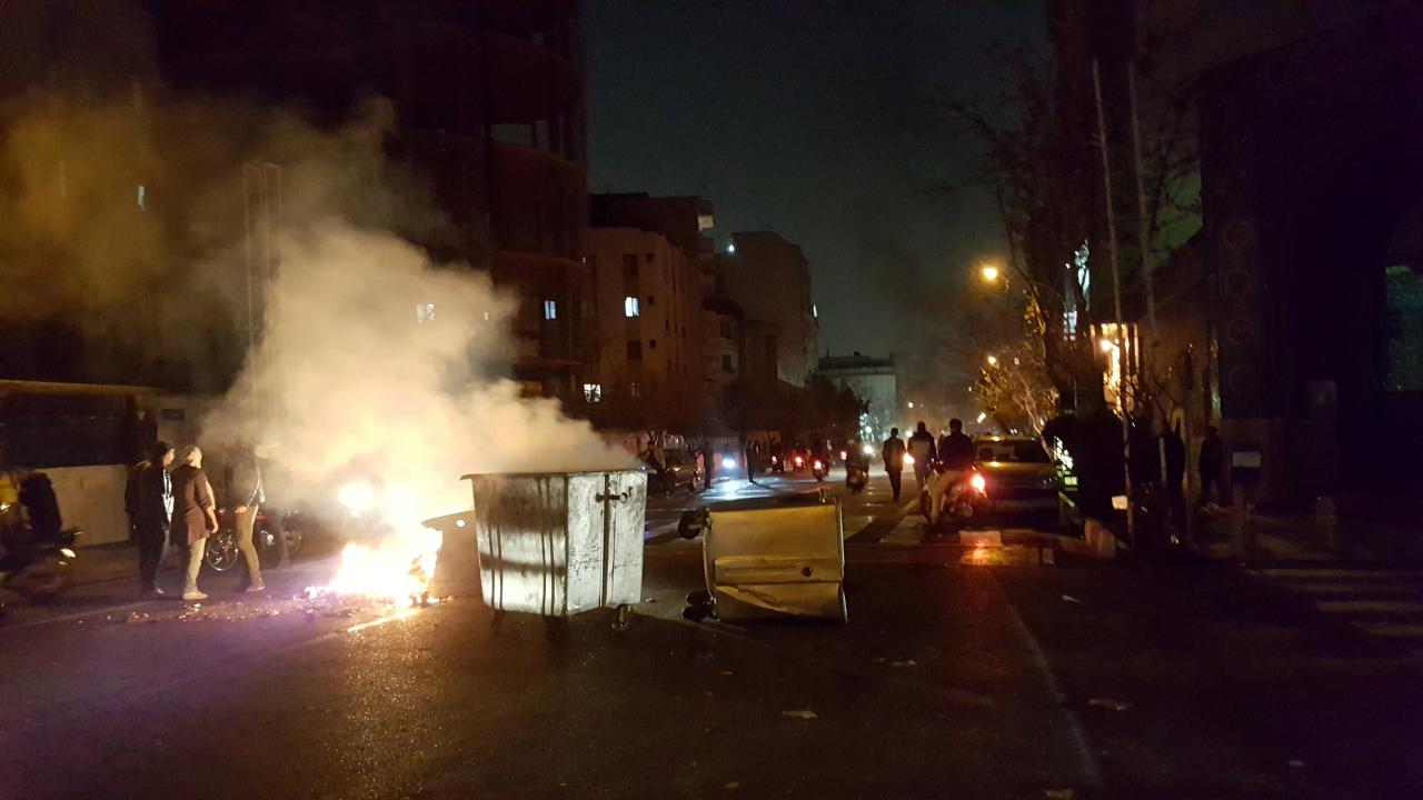 Революция в Иране: жители 40 городов вышли на улицы с призывами "смерти диктатору" - кадры
