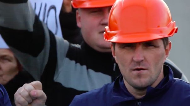 Работники ОПЗ вышли на забастовку: Коломойский, руки прочь от завода! Порошенко, не отказывайтесь от своего народа