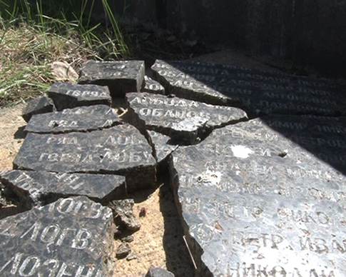 В Кременчуге трое молодчиков надругались над братской могилой воинов ВОВ