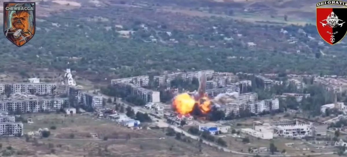В Соледаре ВС ВСУ бомбой GBU-62 разнесли многоэтажку командного пункта армии РФ: видео взрыва