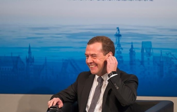 В Сети появился новый перл Медведева, когда тот отчитывал министра: "Ставьте себе будильник в разные места!"