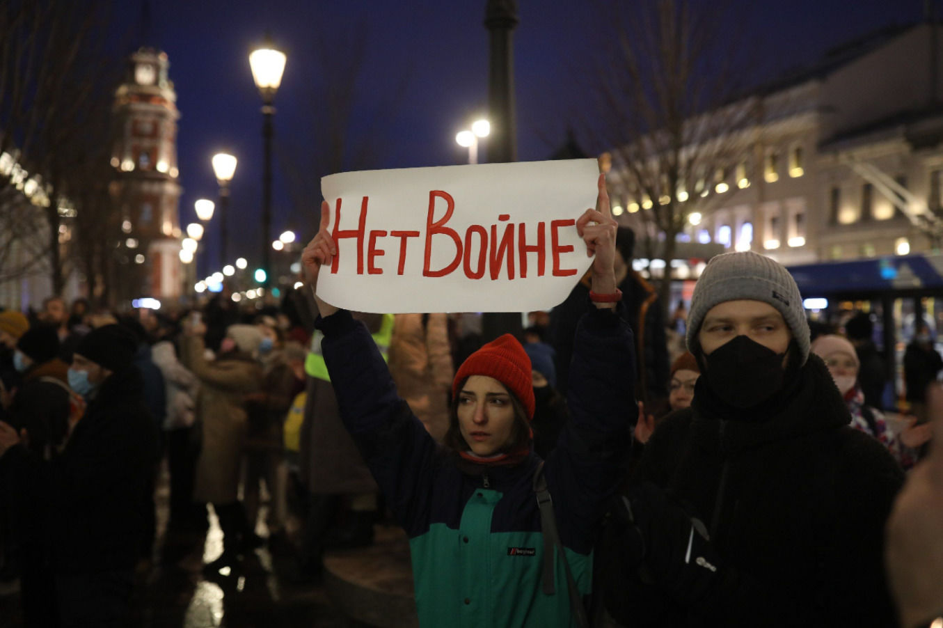 Паковали без разбора: на антивоенном митинге в Москве досталось сторонникам Путина