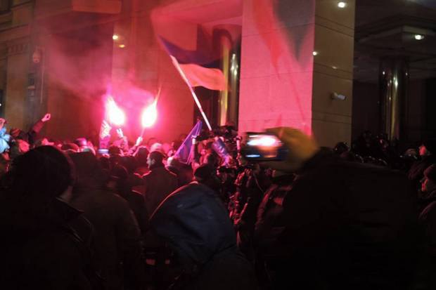 Волнения под СКМ:  в Киеве возле офиса Ахметова произошли стычки