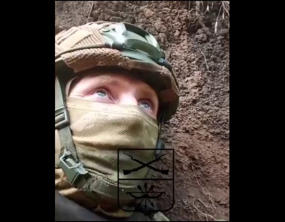 Напуганный оккупант показал видео, как ВСУ расстреливают армию РФ кассетными боеприпасами