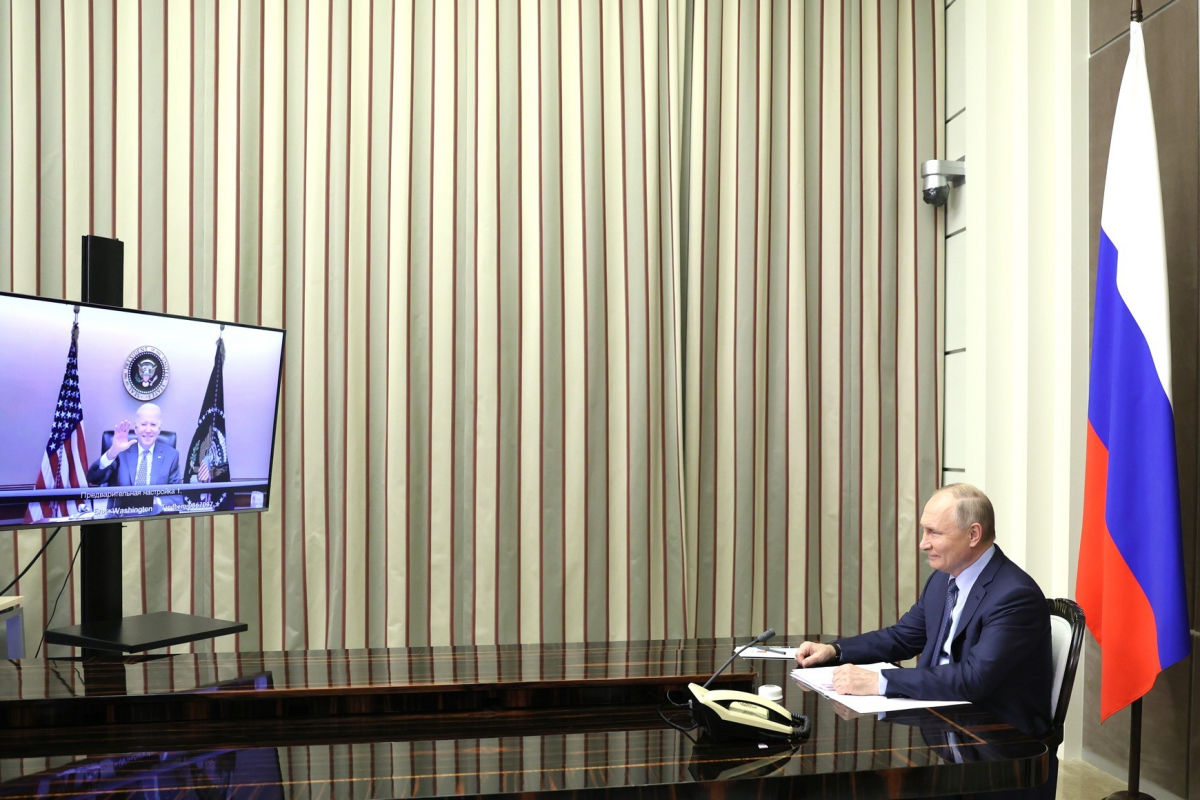 Путін виказав свою нервозність на початку онлайн-зустрічі з Байденом – відео потрапило до Мережі