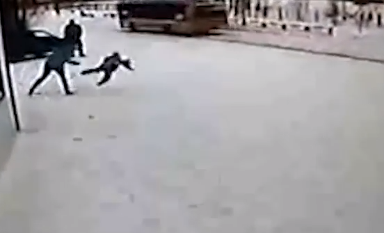 Неадекватная россиянка ногами избила 6-летнего сына после того, как не смогла снять наличные с банковской карточки
