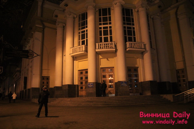 Ночь в Виннице: штурмующие ОГА покинули здание, сторонники губернатора на митинг не вышли