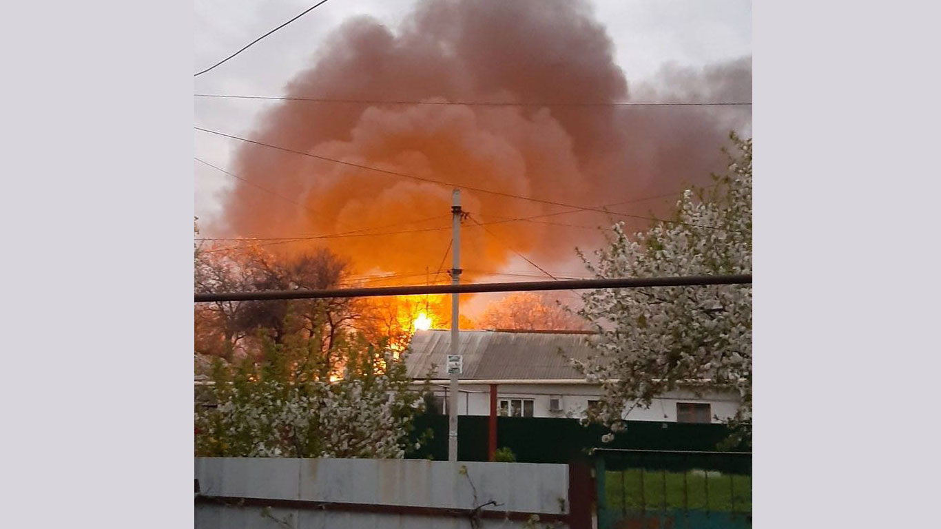 ​В оккупированном Донецке горит нефтебаза: в Сети появились кадры с места ЧП