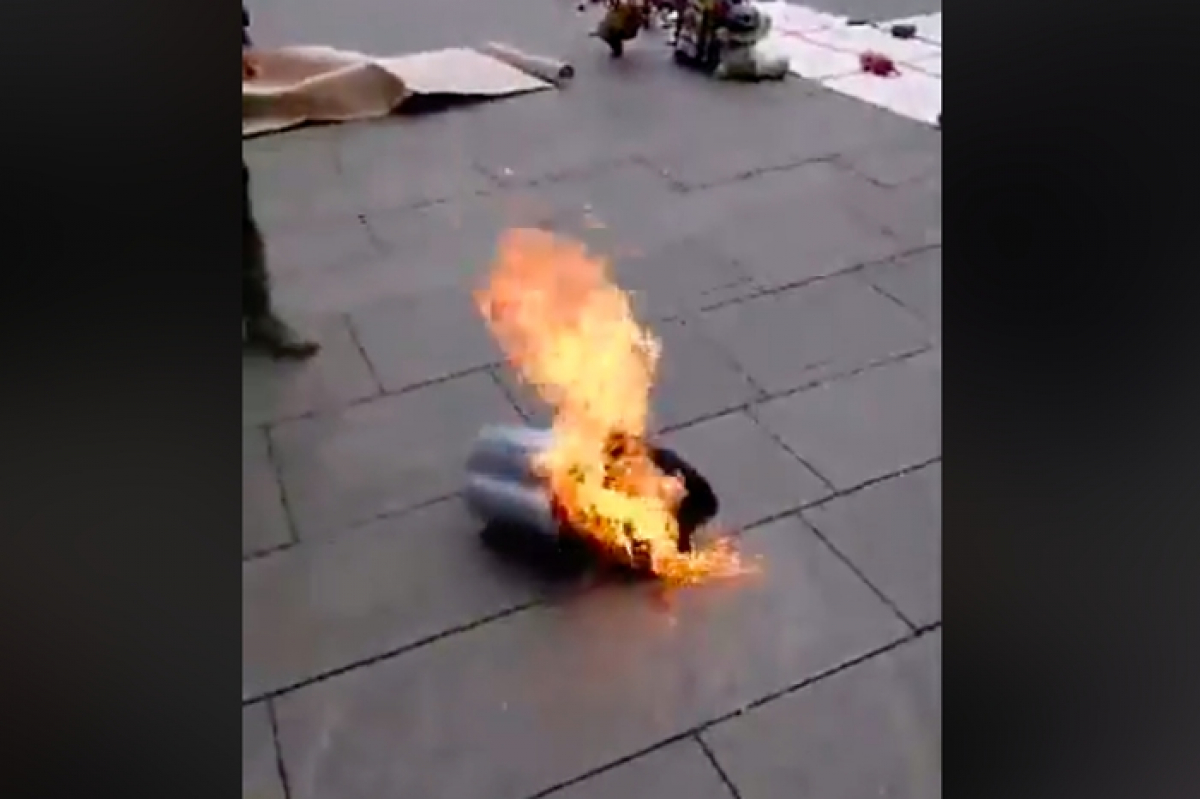 Момент поджога покрышки под Офисом Зеленского попал на видео - президенту выставили условия