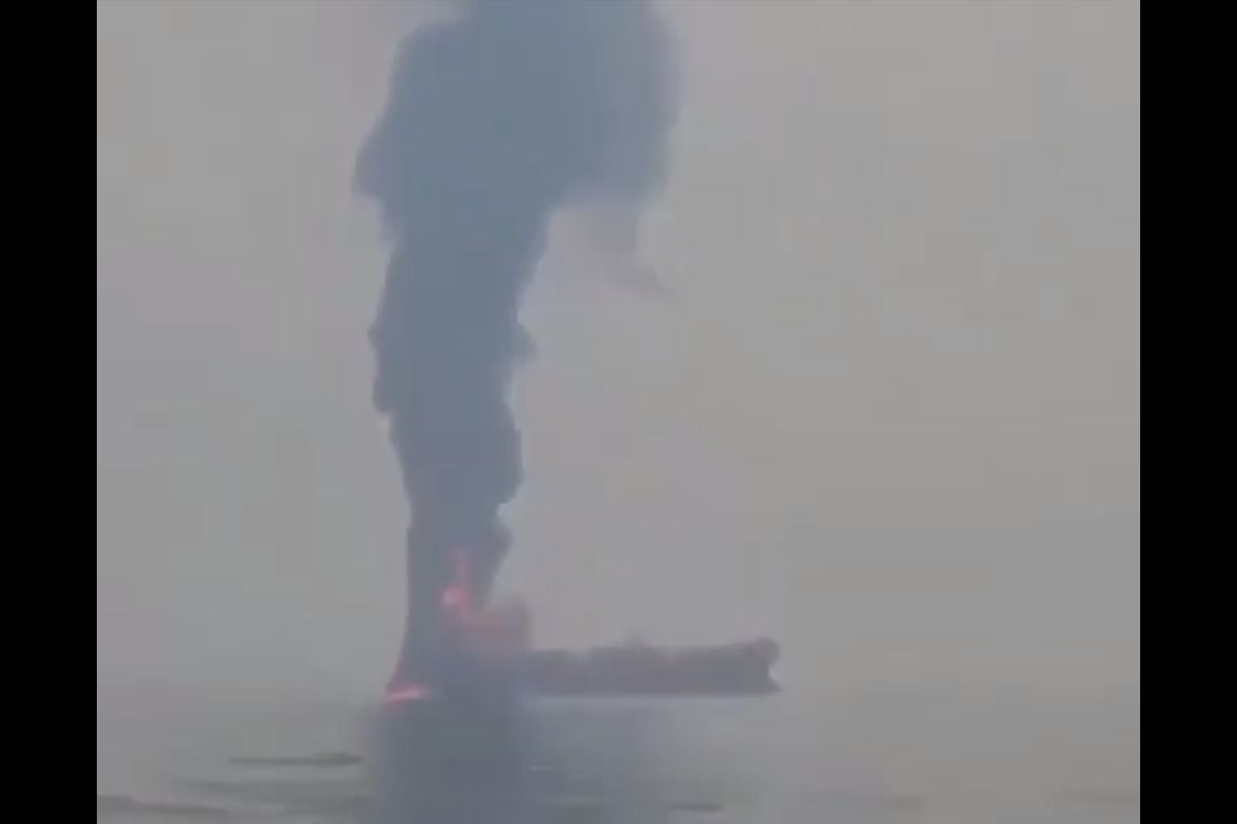 Дружественный огонь в Ормузском проливе: КСИР поджег судно "теневого флота" РФ и Ирана