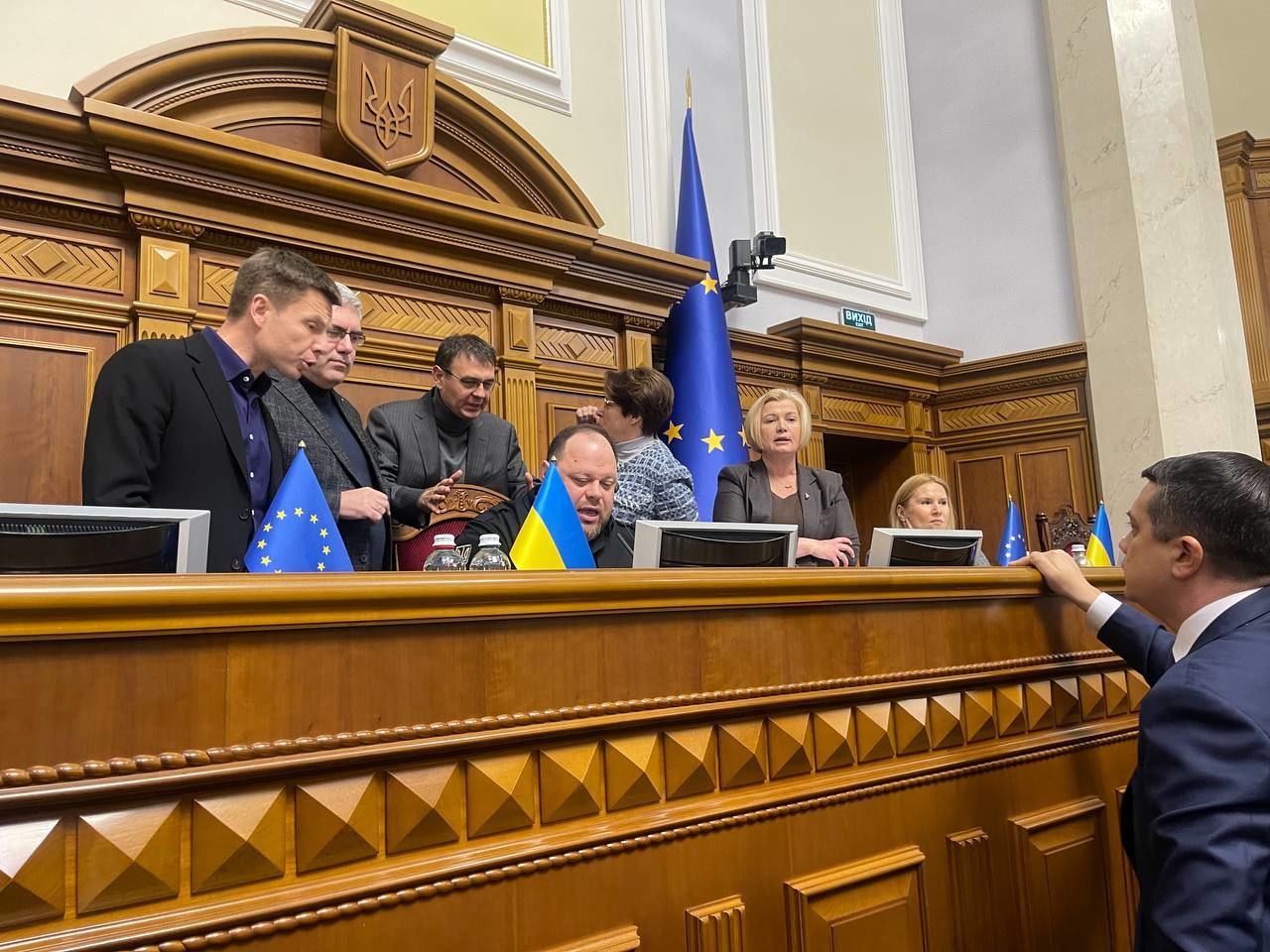 В Раде громкий скандал, трибуну заблокировали: Безуглую спасают от отставки - СМИ