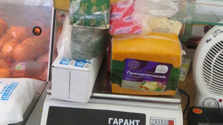 Маразм крепчал: власти России в истерике сожгли в печи около 400 кг сыра и колбасы из Украины и Европы в аннексированном Крыму 