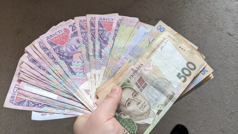 Корупція під час війни: на що витрачає гроші українська влада, коли РФ нарощує сили