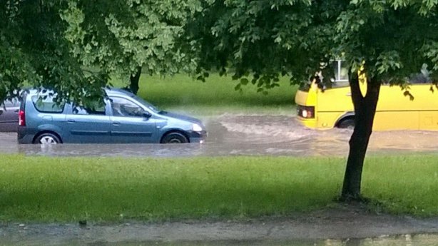 Ужасный ураган во Львове: деревья вырваны с корнями, улицы и машины затоплены