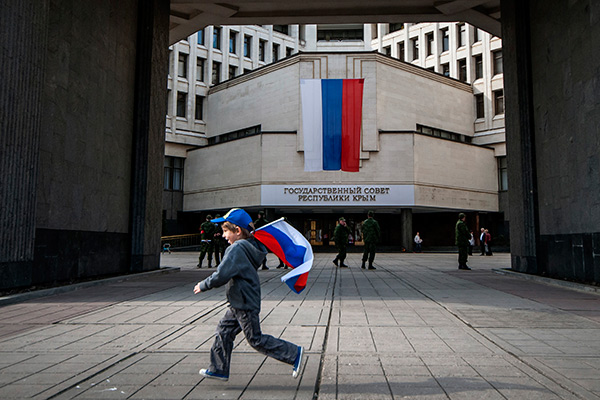 На выборах в Крыму побеждает партия "Единая Россия", при этом явка избирателей была чуть ниже 50% процентов