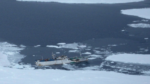 ​В Охотском море продолжаются поиски моряков с затонувшего траулера