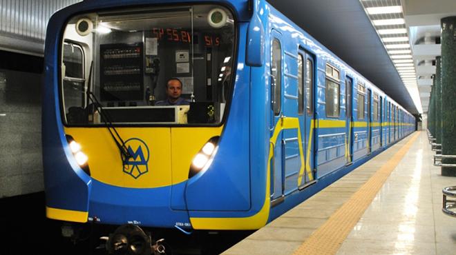 В киевском метро на рельсы упал 14-летний «зацепер»
