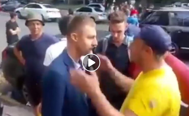 "Ты "перекрасился" и забыл Майдан": казака Гаврилюка побили протестующие в самом центре Киева - кадры