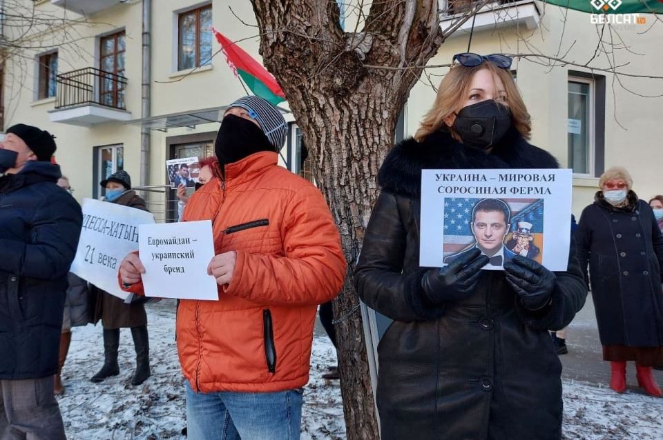"Фашизм не пройдет", – сторонники Лукашенко устроили митинги под посольствами Украины и США в Минске